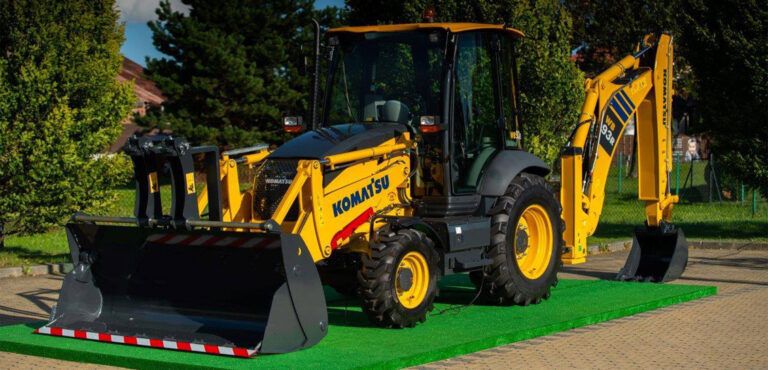 Komatsu’s Stage IV backhoe loaders