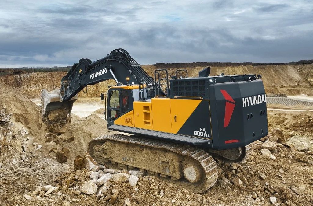 Hyundai launches two new heavy crawler excavators and largest wheel loader at Hillhead