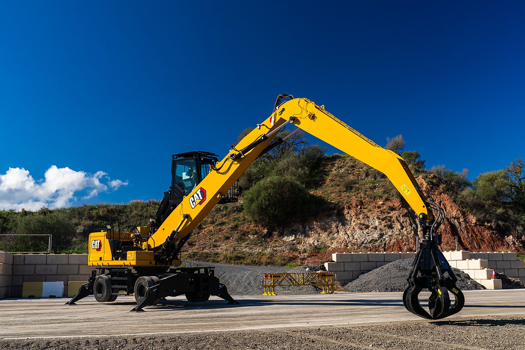 Caterpillar introduces the Cat MH3032 material handler