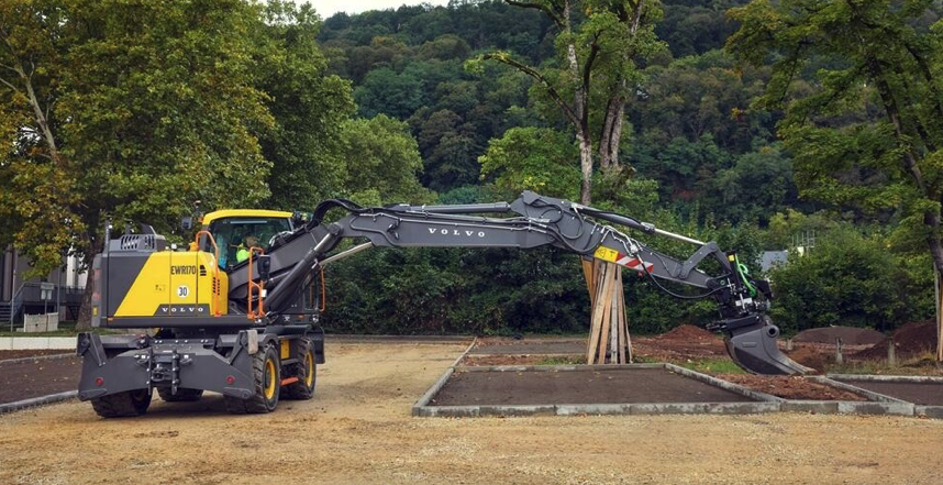 The ERW170 extending its excavator arm