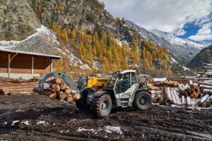 Liebherr's T 60-9s telescopic handler moving logs