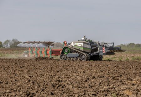 The autonomous AgXeed unit coupled to the Kverneland plough