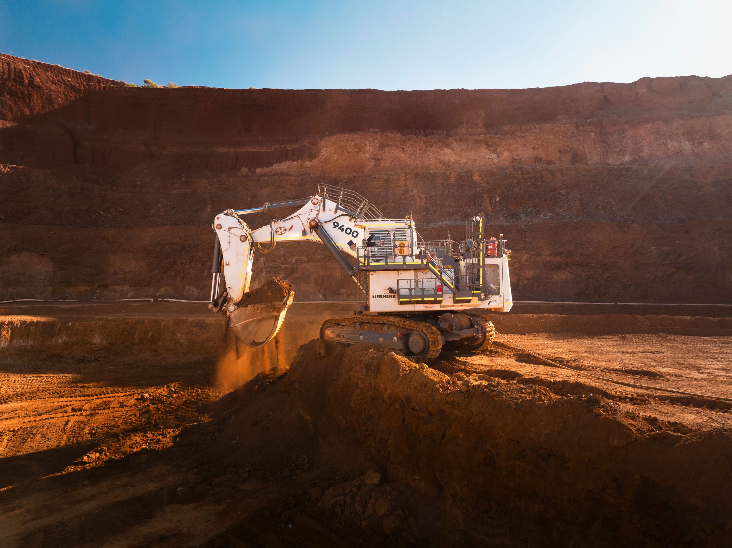 The R 9400 E cable-powered electric excavator
