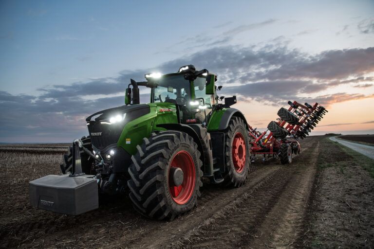 The Fendt 1000 Vario Gen4 tractor in a field