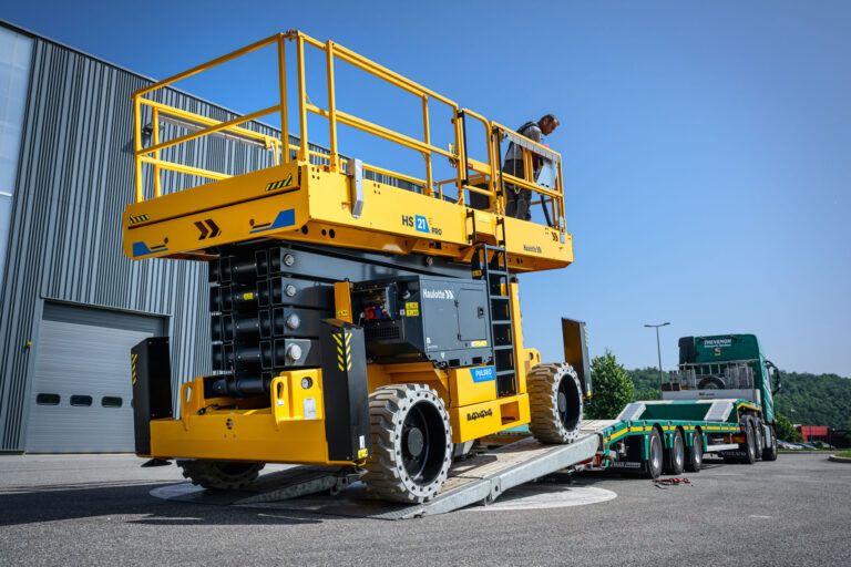 The HS21 E electric scissor lift
