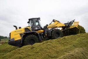 The W170D+ Forage Power, a new wheel loader driving down a hill