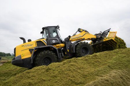 The W170D+ Forage Power, a new wheel loader driving down a hill