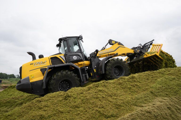 The W170D+ Forage Power, a new wheel loader driving down a hill