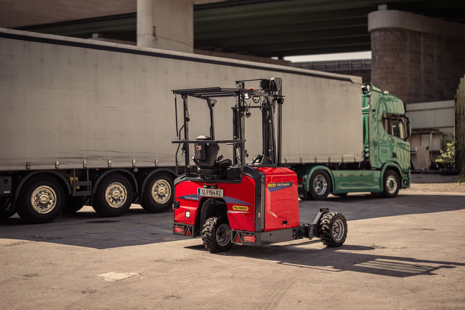Palfinger introduces new middle-seat truck-mounted forklift