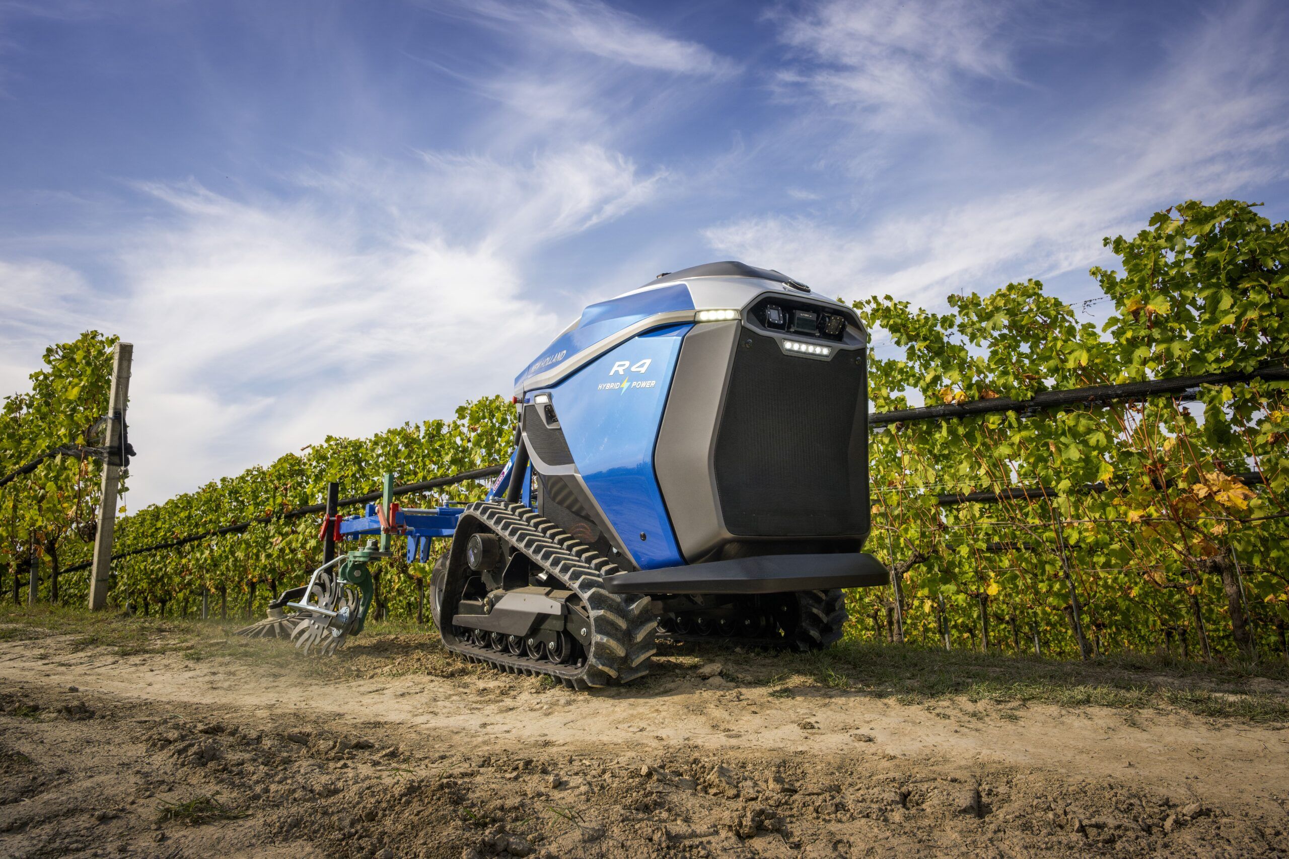 New Holland reveals new autonomous R4 robot series at Agritechnica
