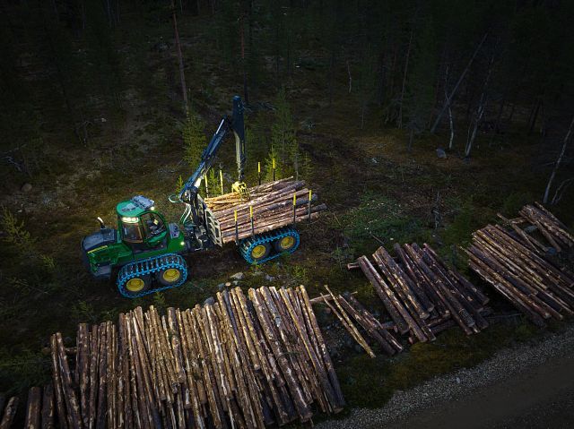 The 1610G picking up logs at night