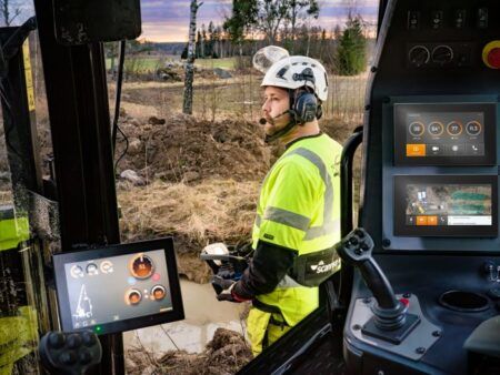 Operator with Scanreco remote control and CrossControl in-cabin displays