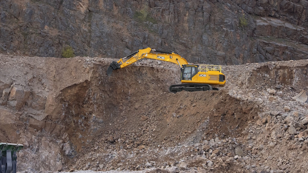 JCB expands X-Series excavator range with 420X and 520X