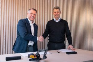 Melker Jernberg, president of Volvo CE (left), and Niklas Persson, CEO of grid integration at Hitachi Energy (right)