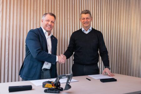 Melker Jernberg, president of Volvo CE (left), and Niklas Persson, CEO of grid integration at Hitachi Energy (right)