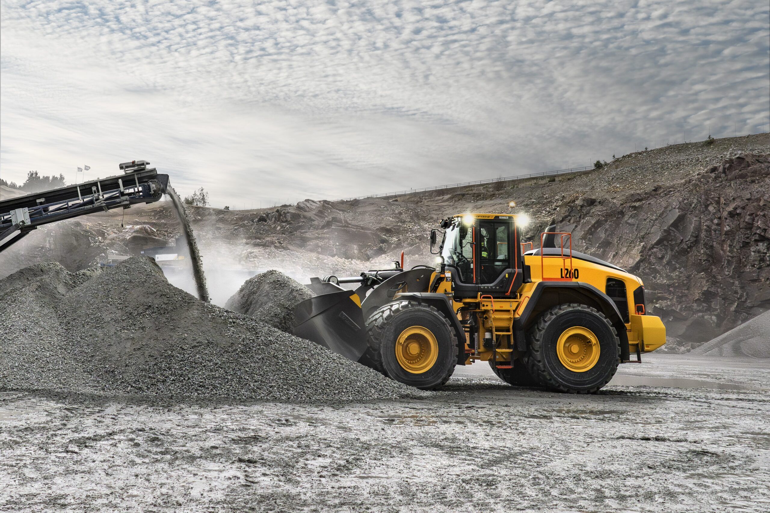 The upgraded L260 heavy-duty telehandler