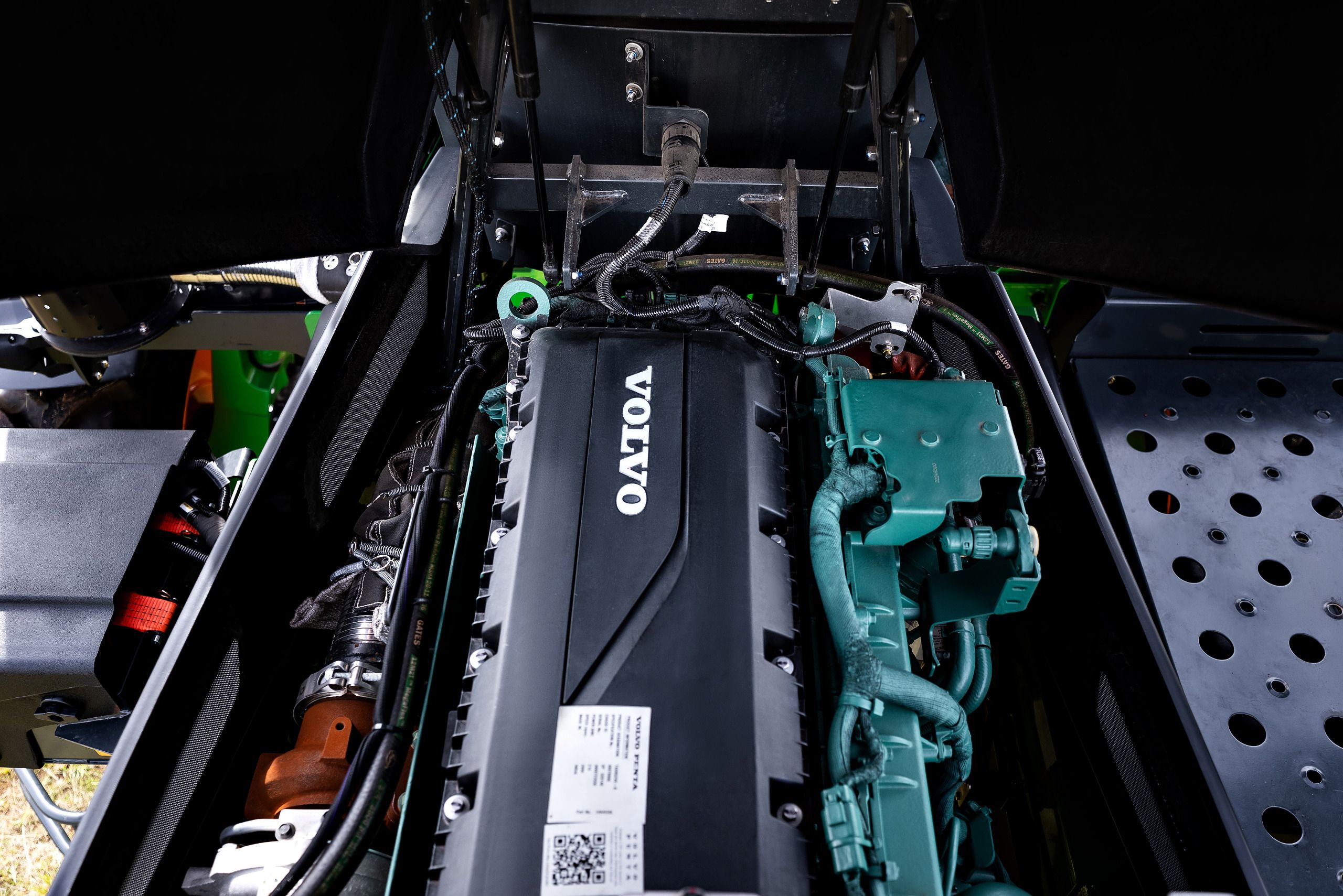 Close-up photograph of a Volvo Penta D8 diesel engine installed beneath an access panel of the Stara Hércules 9.0 spreader