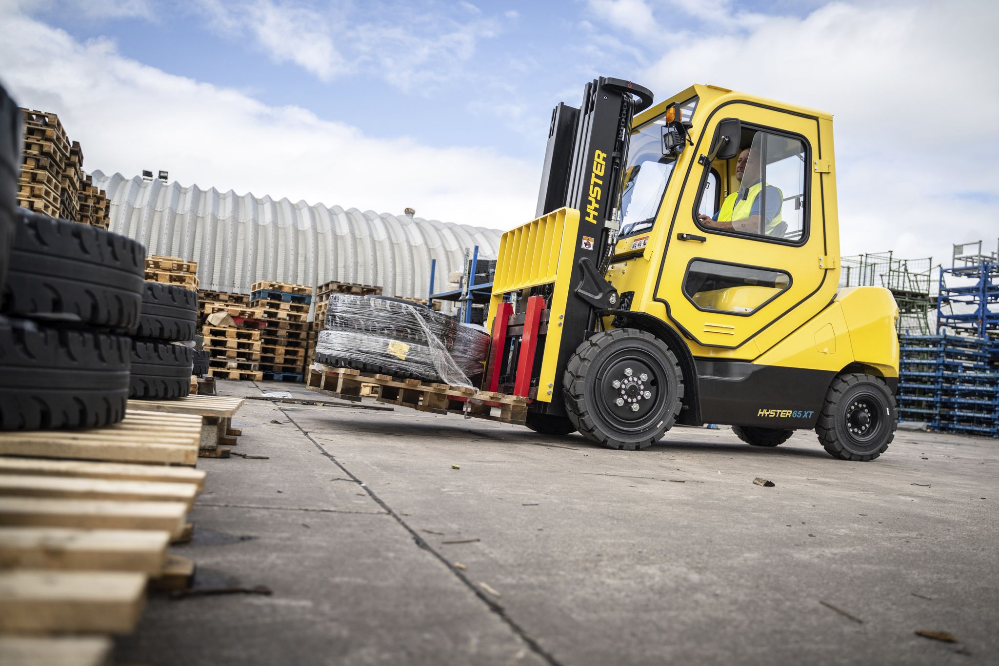 Hyster launches XTLG lithium-ion forklift series in the Americas