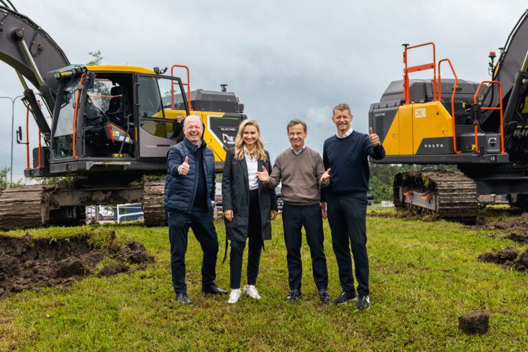 (From left to right) Martin Lundstedt of Volvo Group, minister Ebba Busch, prime minister Ulf Kristersson and Melker Jernberg of Volvo CE mark the groundbreaking in front of Volvo CE electric excavators