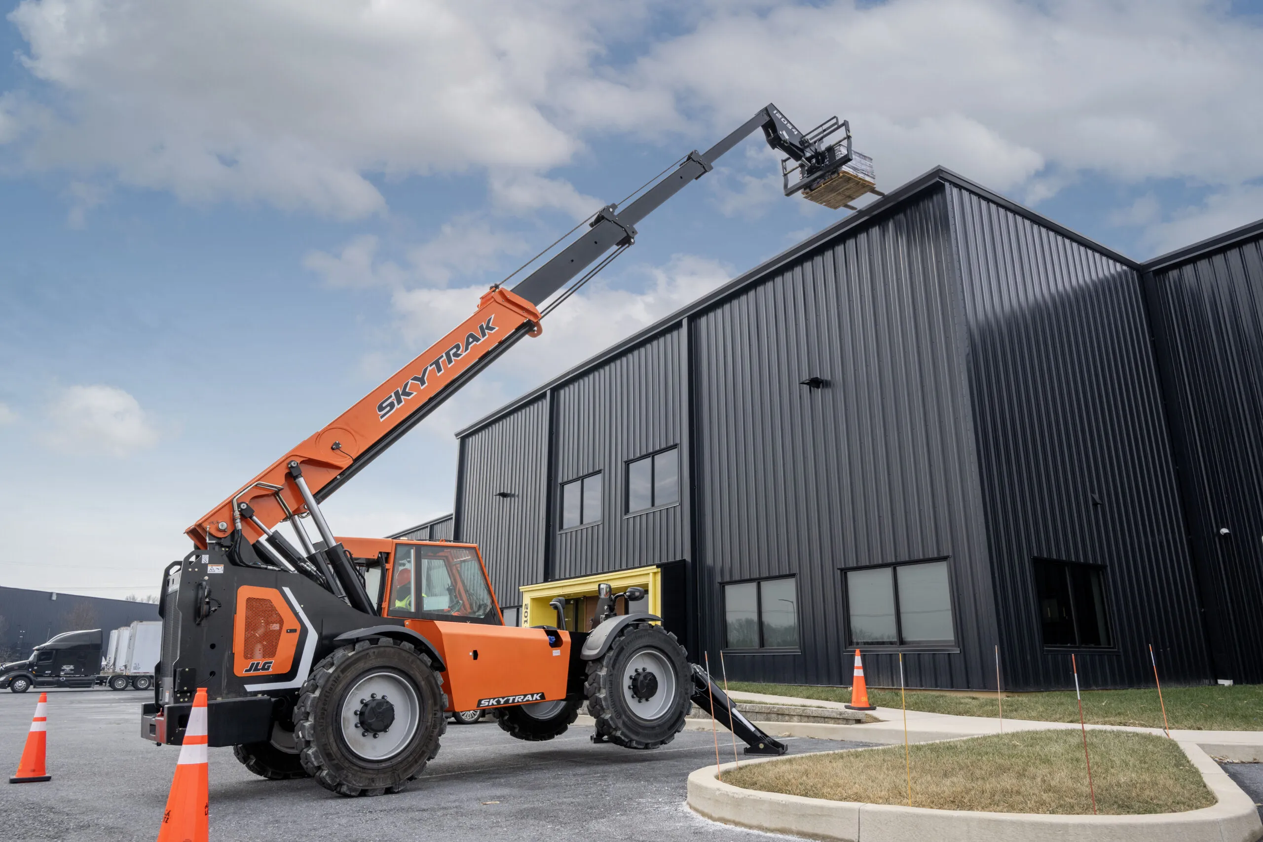 JLG redesigns SkyTrak telehandlers