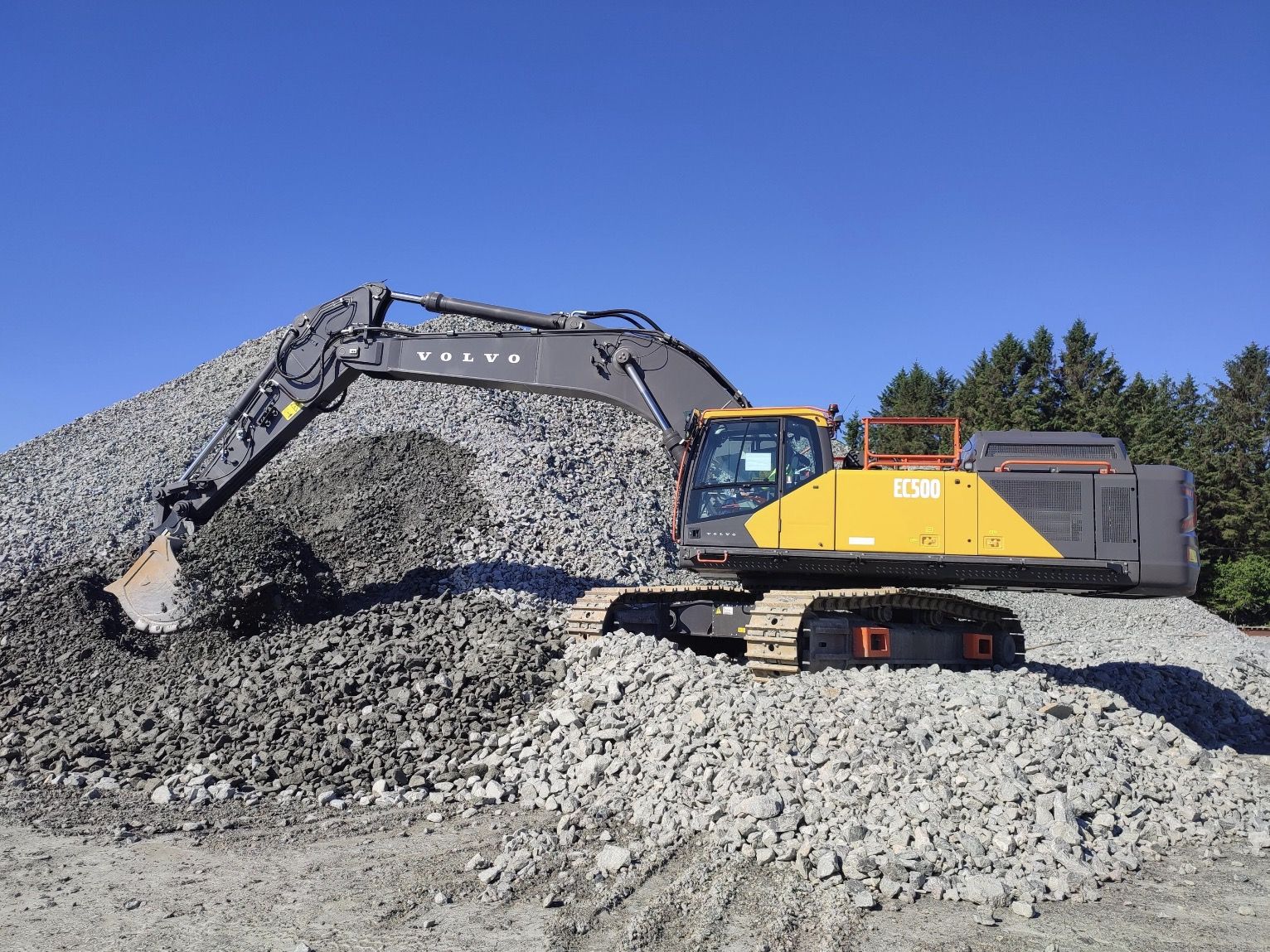 Volvo CE tests first ever EC500 Electric pre-build machine in Norway