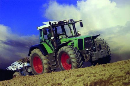CASE STUDY: 30 years of Fendt’s Vario A green Fendt Favorit 926 Vario tractor with red wheel rims pulling a plough across a ploughed field against a dramatic blue sky with storm clouds.